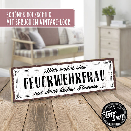 Holzschild mit Spruch - Hier wohnt eine Feuerwehrfrau – HS-KQ-00684