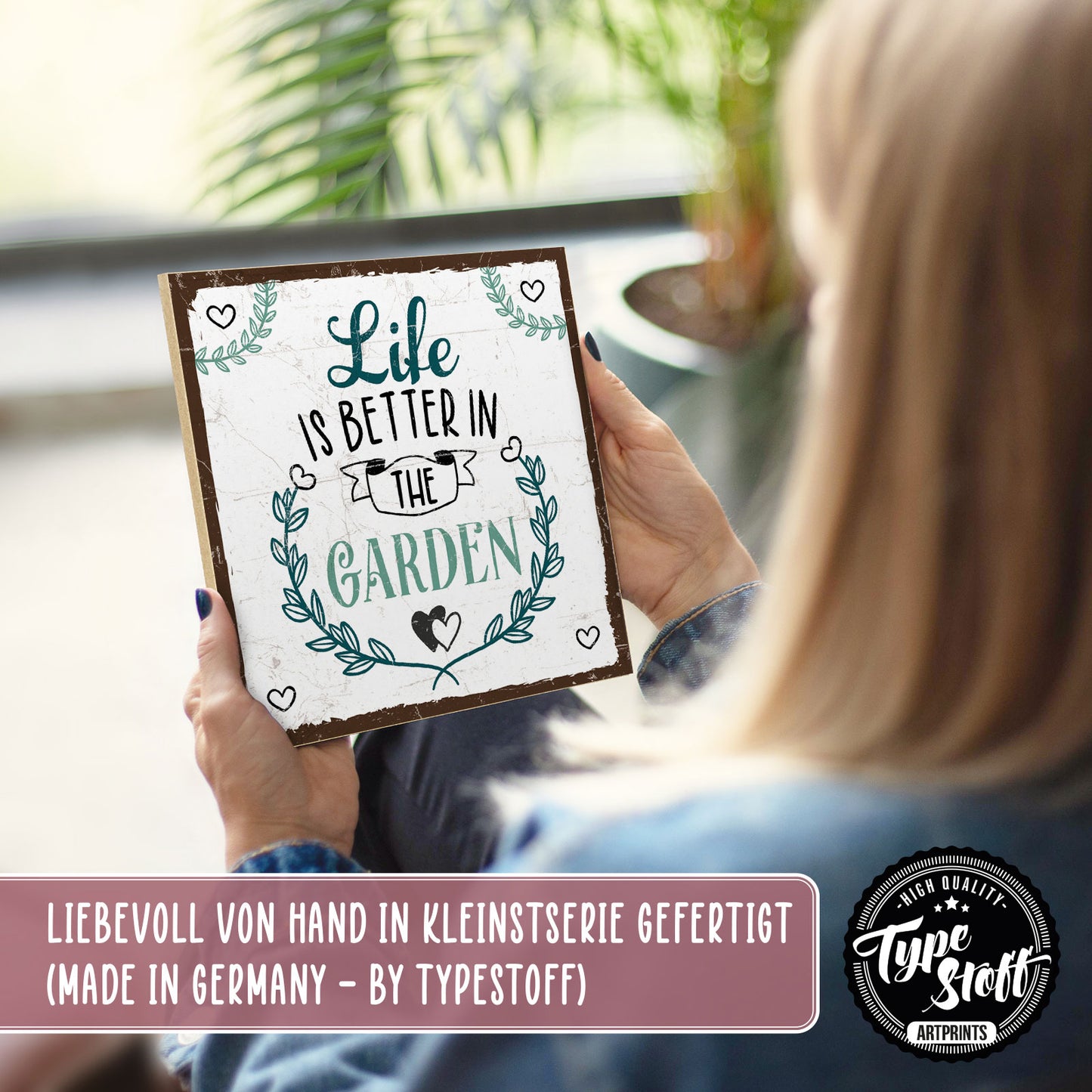 Holzschild mit Spruch - Life is better in the garden – HS-QN-01017